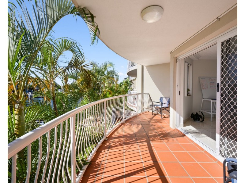 8/20 Canal Avenue, Runaway Bay QLD 4216