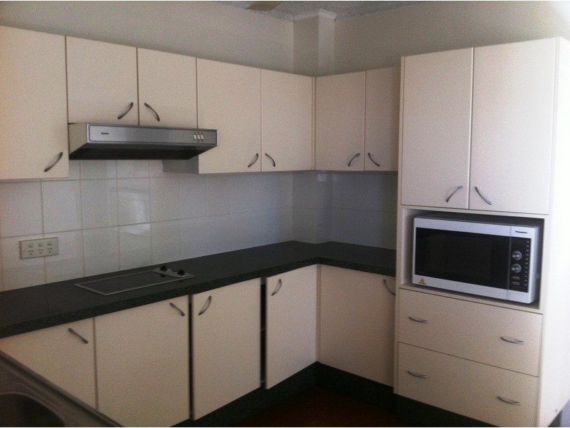 19/72 Hammond Towers Marine Parade, Southport QLD 4215