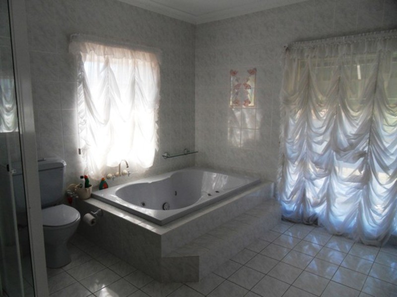 29 Cessnock Close, Mermaid Waters QLD 4218