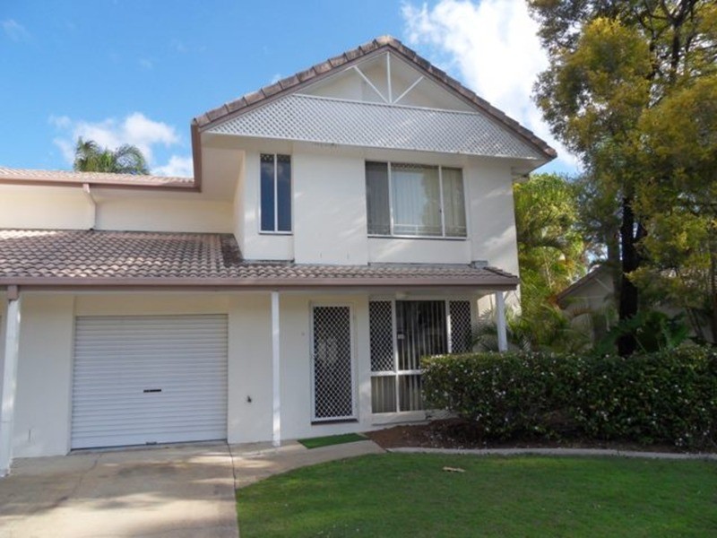 3/2 St Kevins Avenue, Benowa QLD 4217