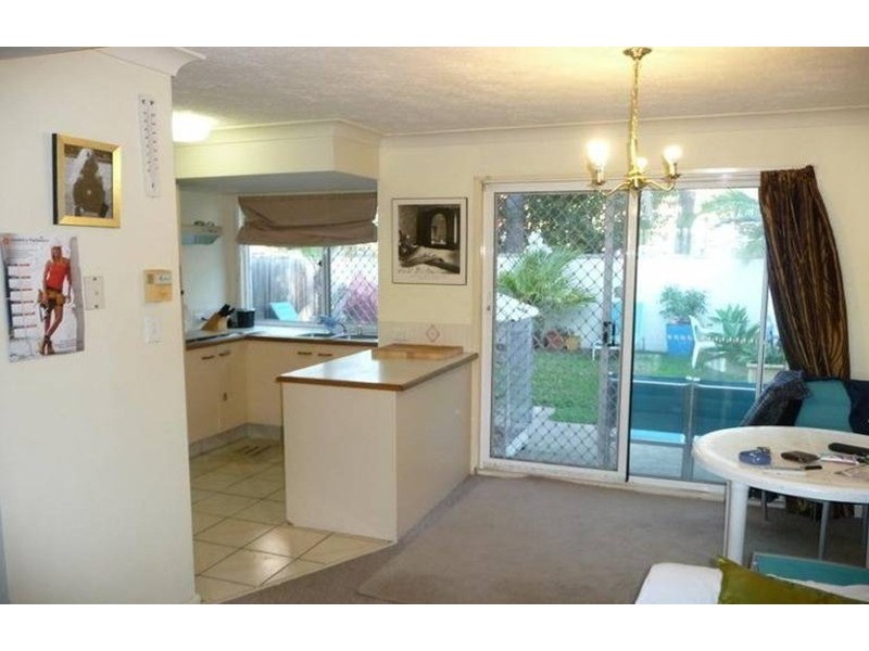 3/2 St Kevins Avenue, Benowa QLD 4217