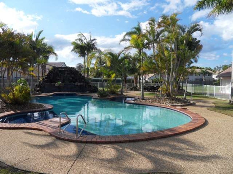 3/2 St Kevins Avenue, Benowa QLD 4217