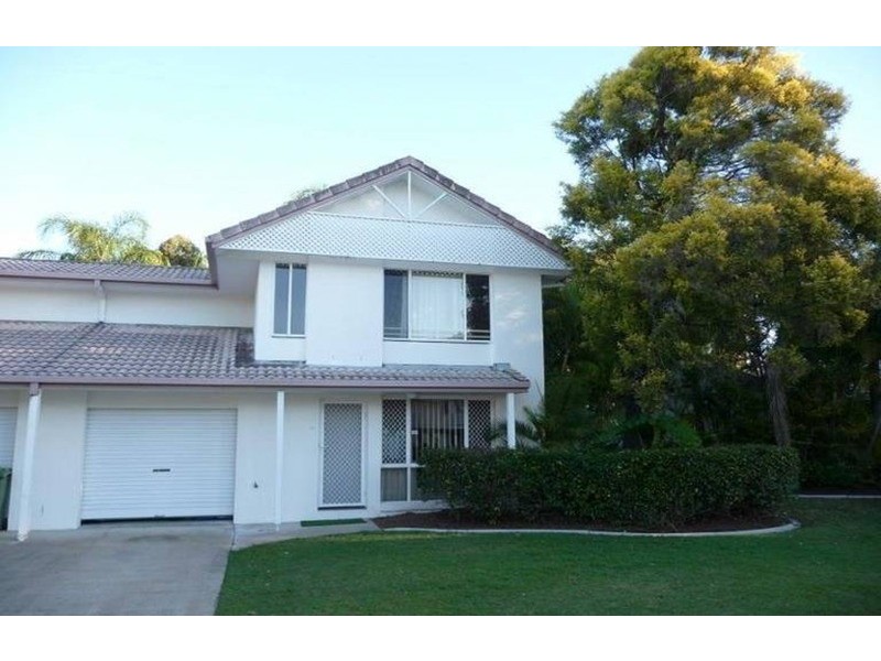 3/2 St Kevins Avenue, Benowa QLD 4217