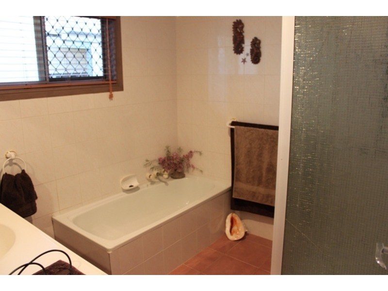 8 Moora Street, Ashmore QLD 4214