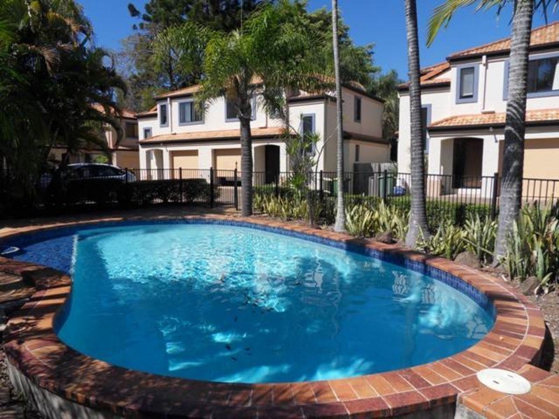 2/14 Terrigal Crescent, Southport QLD 4215