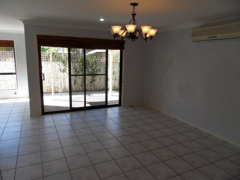 2/14 Terrigal Crescent, Southport QLD 4215