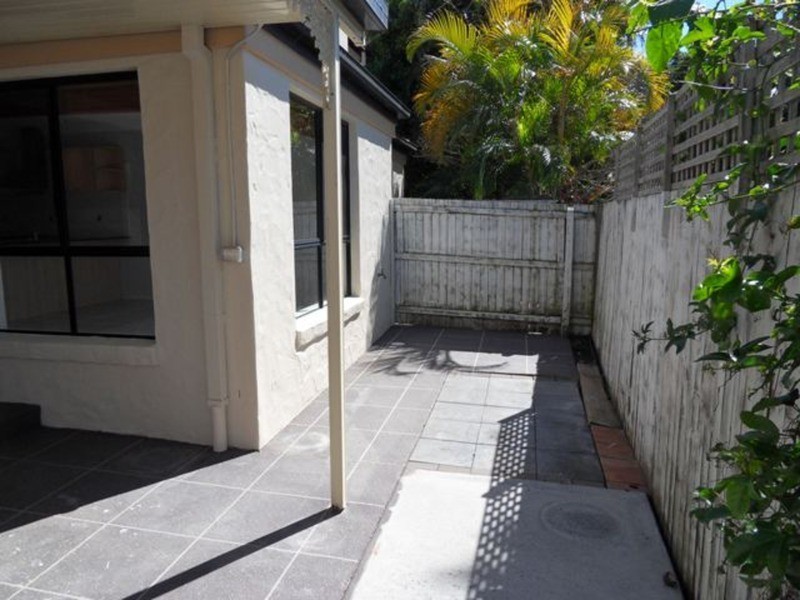 2/14 Terrigal Crescent, Southport QLD 4215