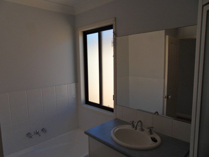 2/14 Terrigal Crescent, Southport QLD 4215