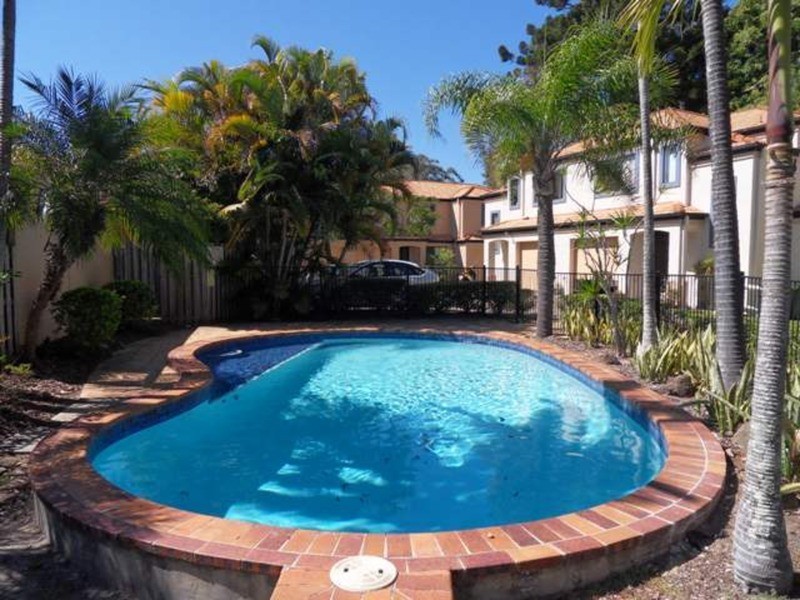2/14 Terrigal Crescent, Southport QLD 4215