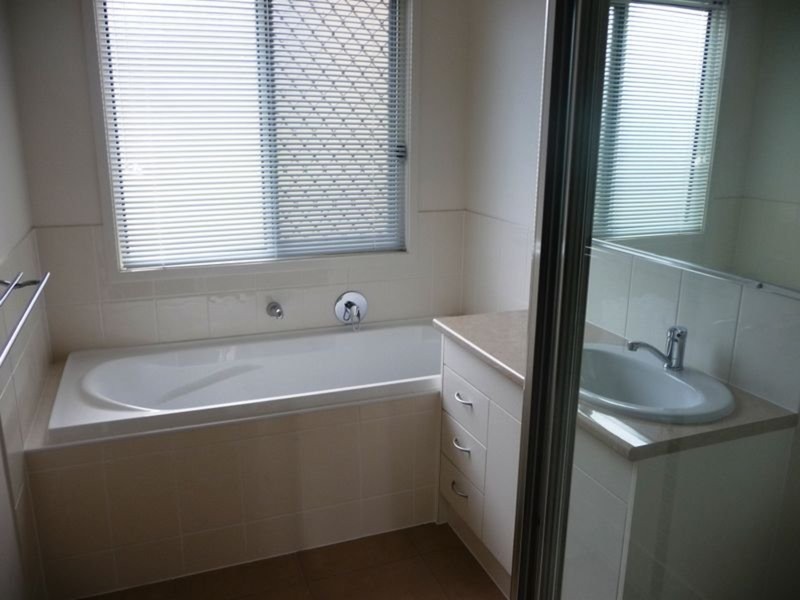 28 Angourie Crescent, Pacific Pines QLD 4211