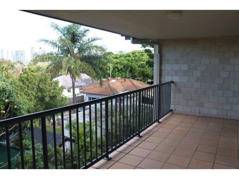 12/25 Walton Street, Southport QLD 4215