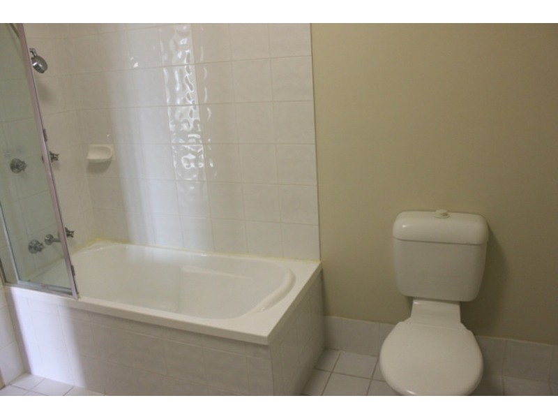 12/25 Walton Street, Southport QLD 4215