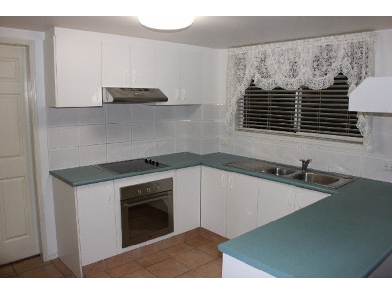 2/129 Eugaree Street, Southport QLD 4215