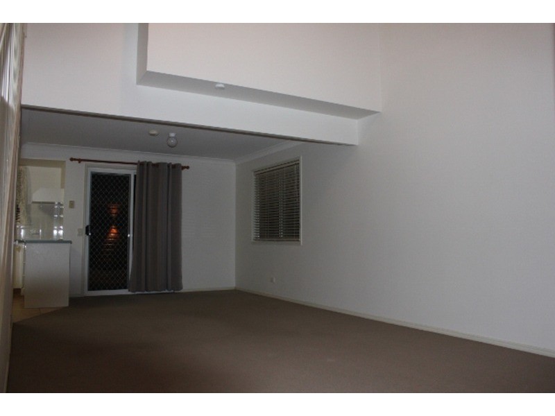 2/129 Eugaree Street, Southport QLD 4215