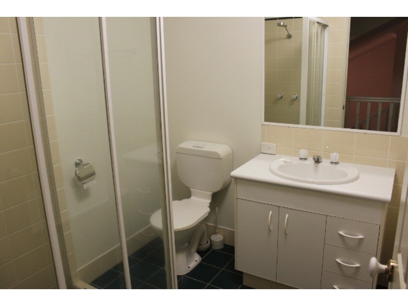 2/129 Eugaree Street, Southport QLD 4215