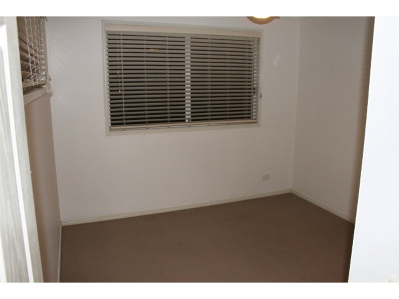 2/129 Eugaree Street, Southport QLD 4215