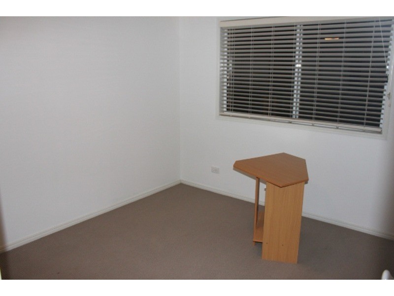 2/129 Eugaree Street, Southport QLD 4215