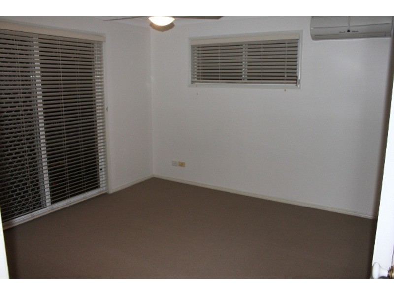 2/129 Eugaree Street, Southport QLD 4215