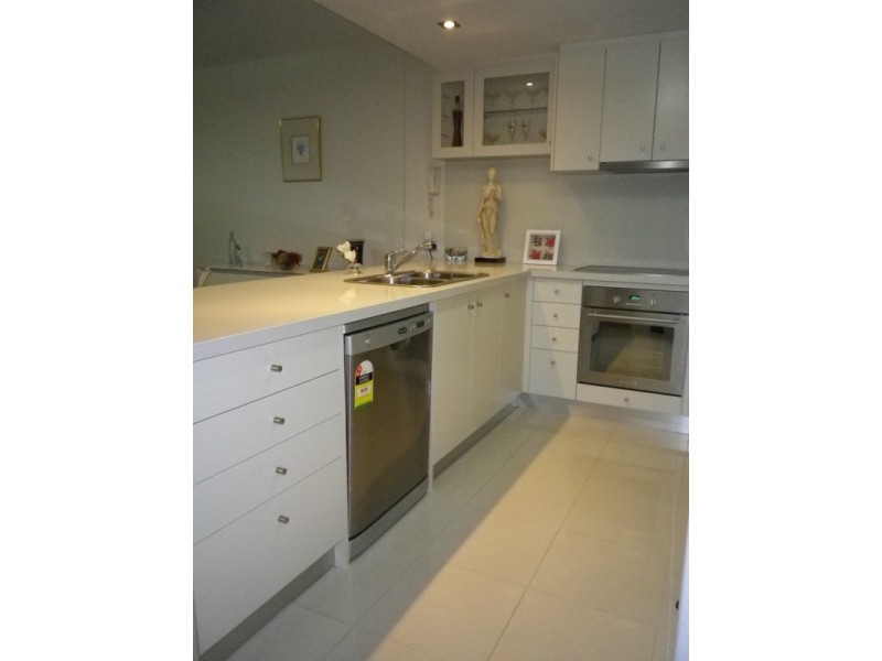 2/27 Gordon  Street, Labrador QLD 4215