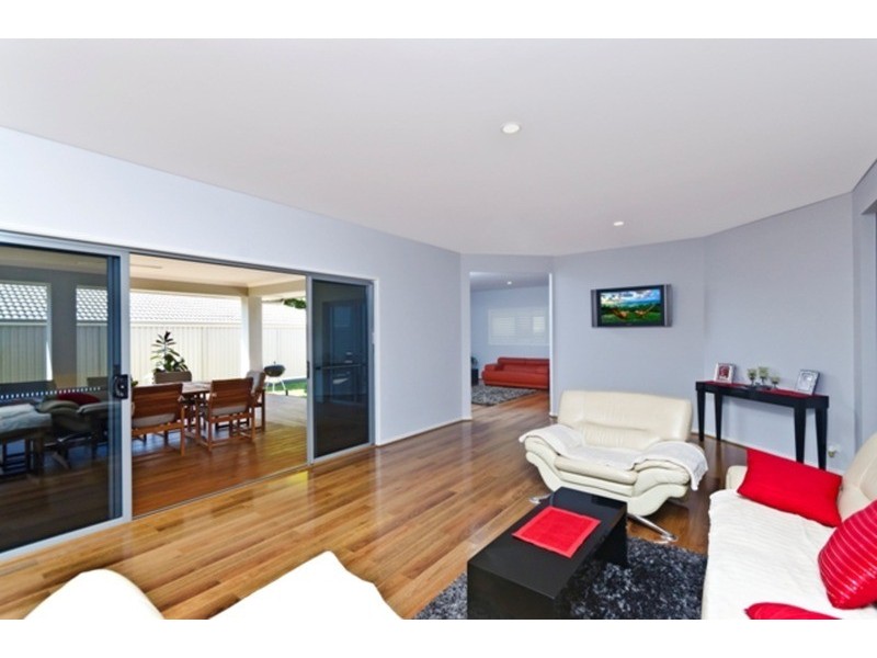 8 Stringybark Drive, Molendinar QLD 4214