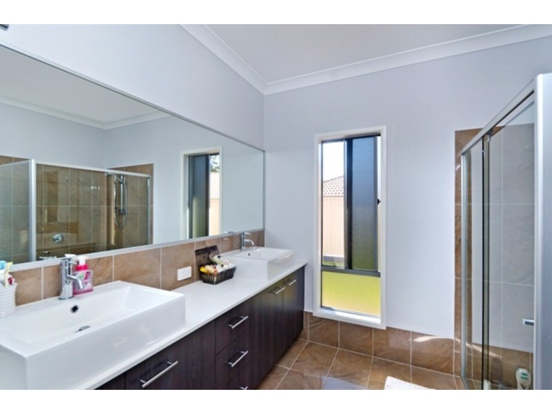 8 Stringybark Drive, Molendinar QLD 4214