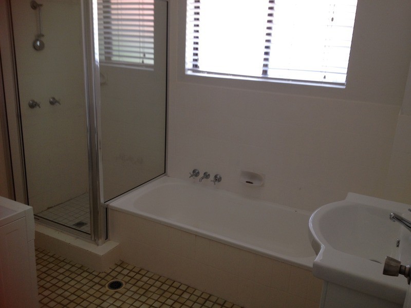 6 Lenneberg  Street, Southport QLD 4215