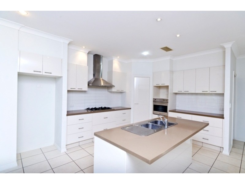 9 Zane Street, Molendinar QLD 4214