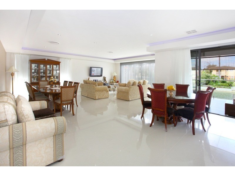 9 Lotus Key, Broadbeach Waters QLD 4218