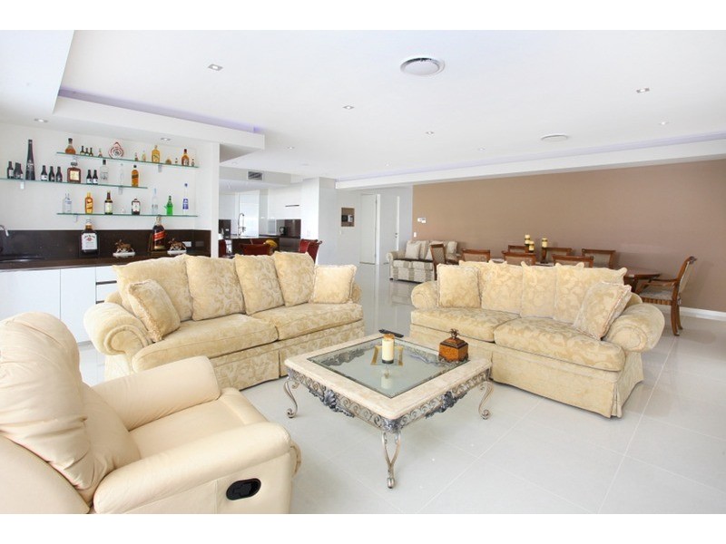 9 Lotus Key, Broadbeach Waters QLD 4218