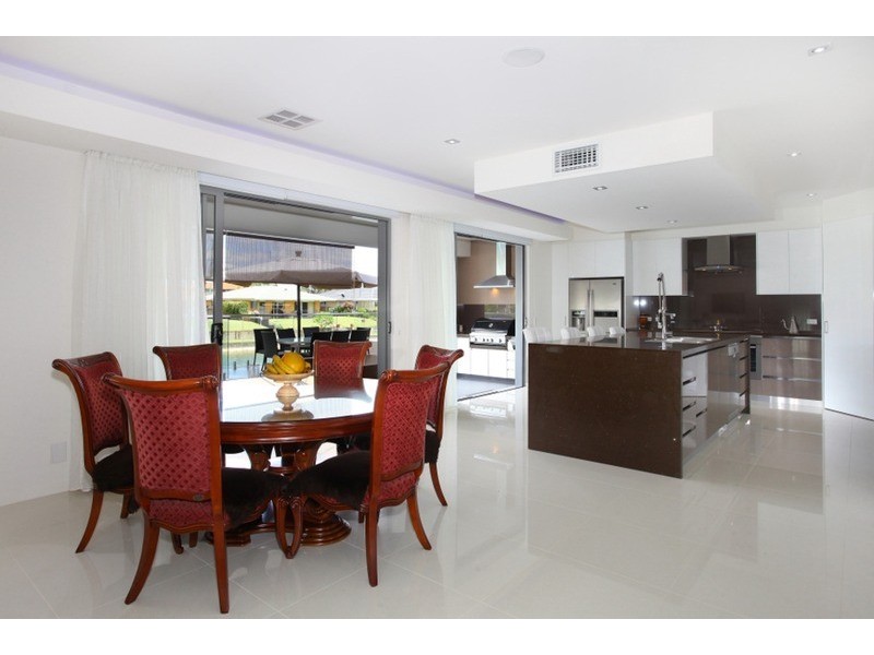 9 Lotus Key, Broadbeach Waters QLD 4218