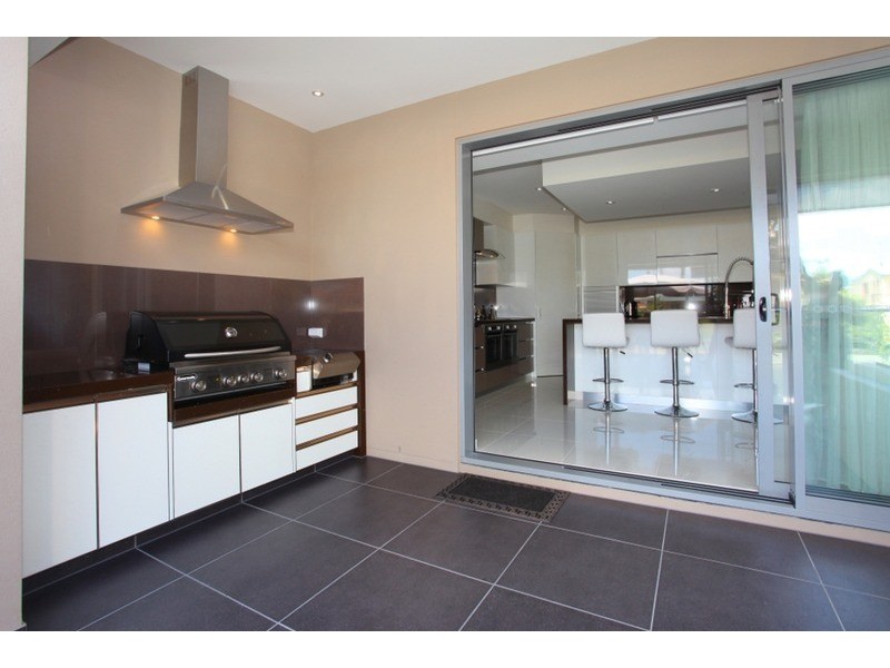 9 Lotus Key, Broadbeach Waters QLD 4218