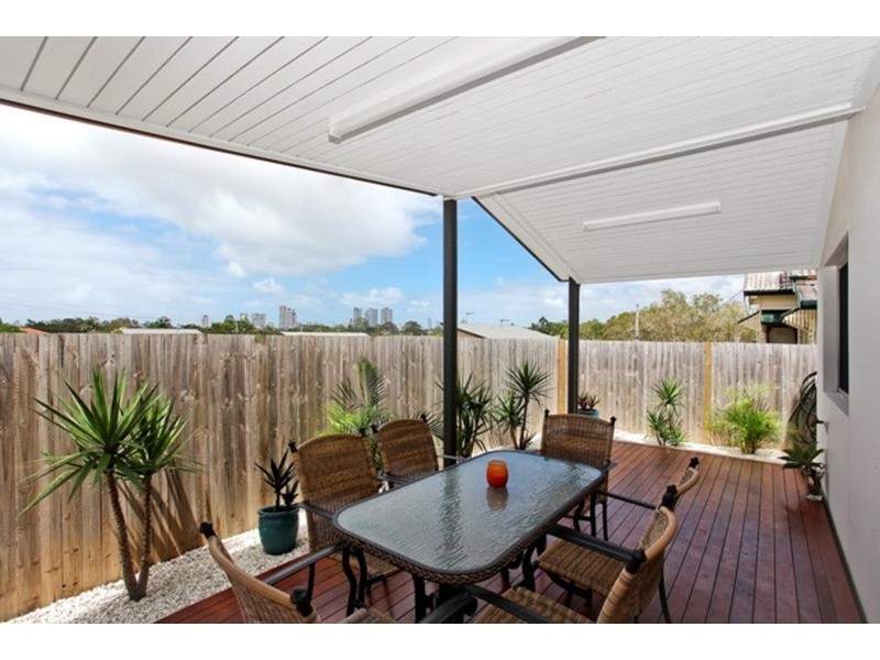 3/8 Fourth Avenue, Labrador QLD 4215