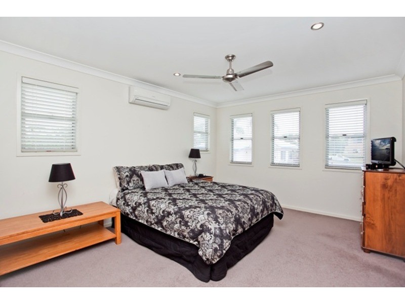 3/8 Fourth Avenue, Labrador QLD 4215