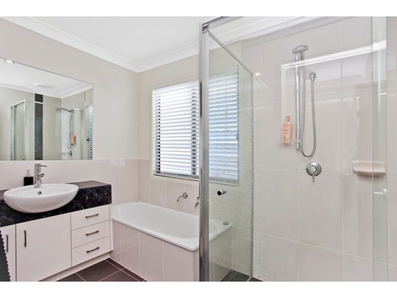 3/8 Fourth Avenue, Labrador QLD 4215