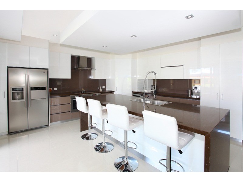 9 Lotus Key, Broadbeach Waters QLD 4218