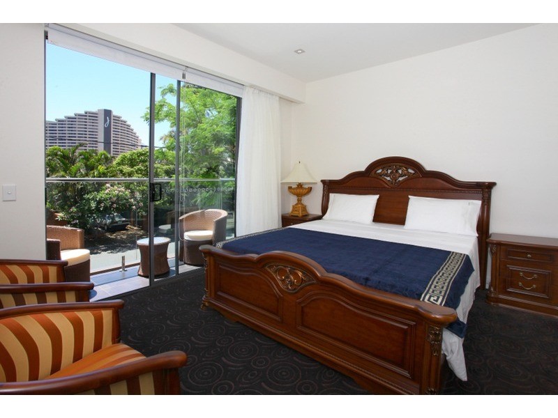 9 Lotus Key, Broadbeach Waters QLD 4218