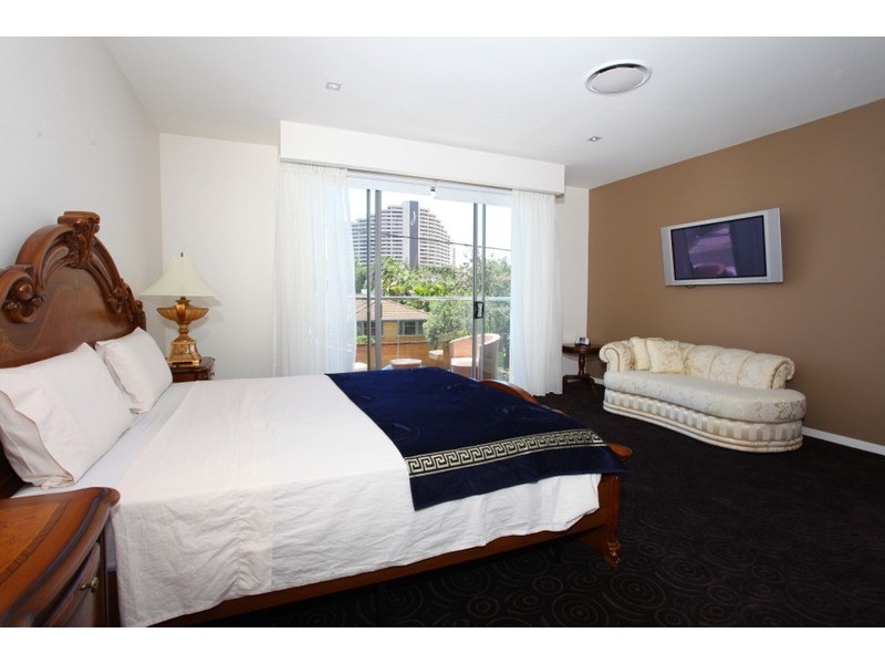 9 Lotus Key, Broadbeach Waters QLD 4218