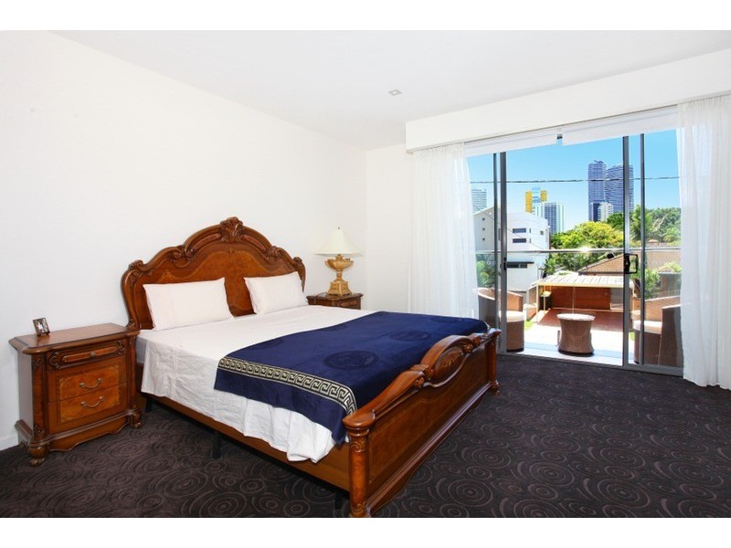 9 Lotus Key, Broadbeach Waters QLD 4218