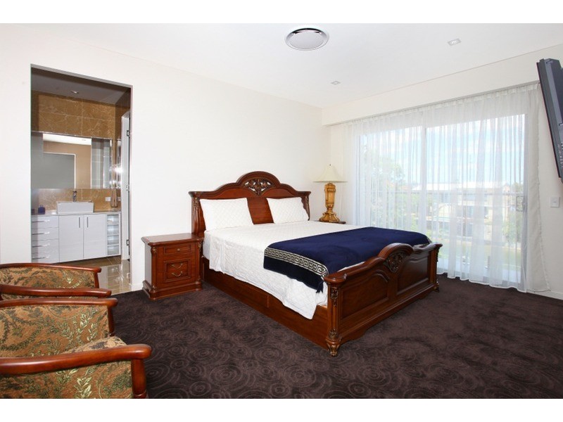 9 Lotus Key, Broadbeach Waters QLD 4218