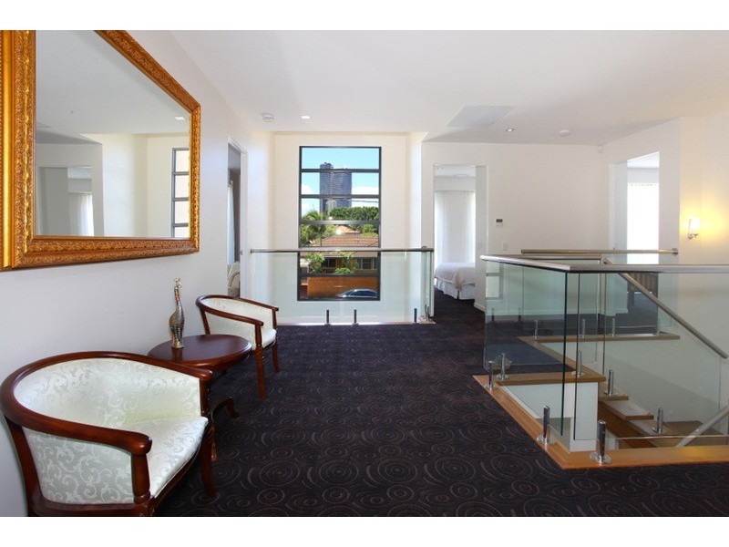 9 Lotus Key, Broadbeach Waters QLD 4218