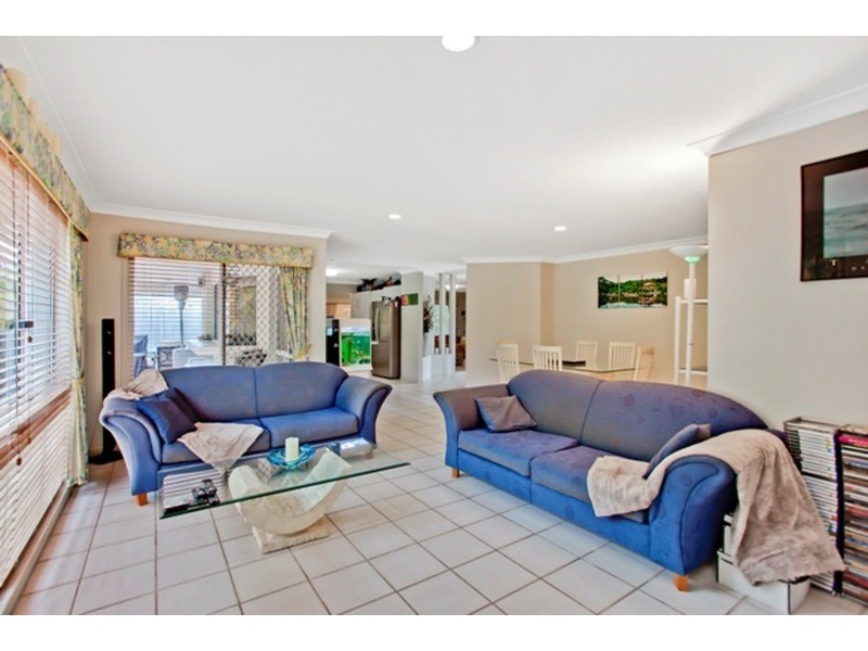 10 Desert Falls Crescent, Parkwood QLD 4214