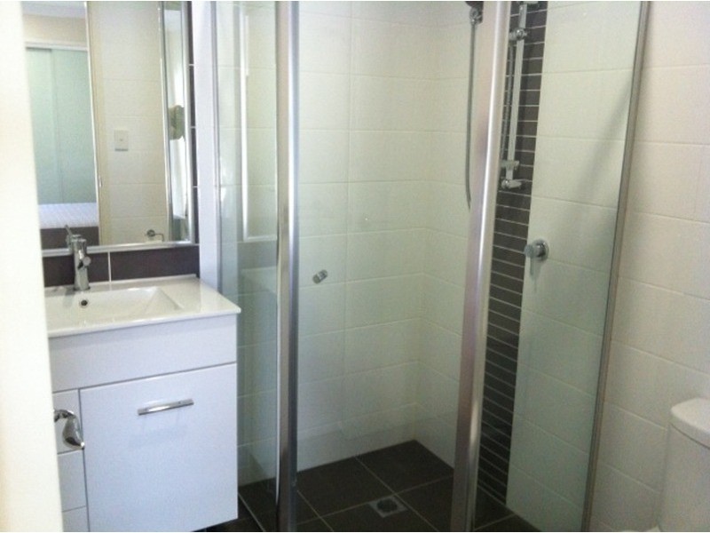 1/135 Falconer  Street, Southport QLD 4215