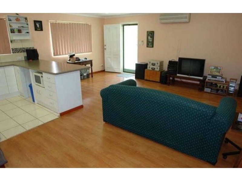 2/118 Kumbari Avenue, Labrador QLD 4215