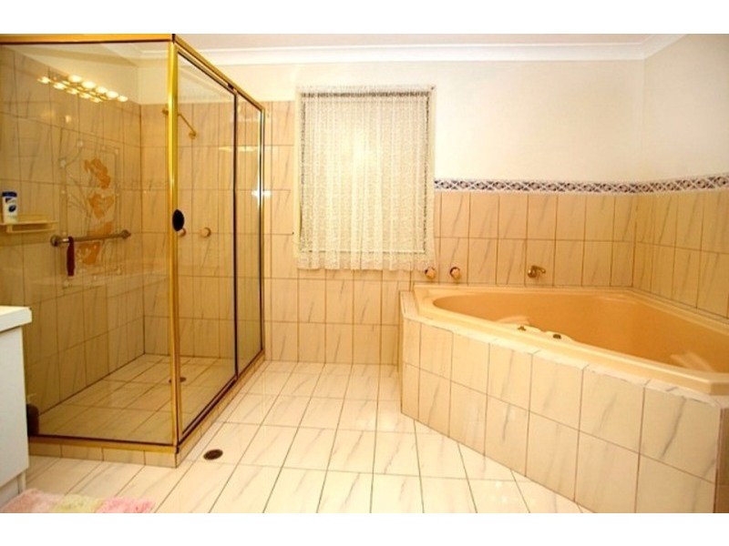 17 Carrumbella Drive, Arundel QLD 4214