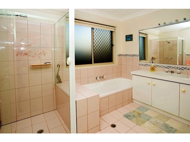 17 Carrumbella Drive, Arundel QLD 4214