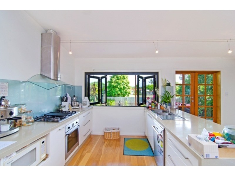 18 Wistaria Avenue, Southport QLD 4215