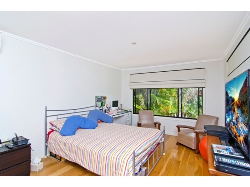 18 Wistaria Avenue, Southport QLD 4215