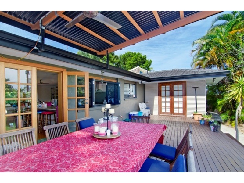 18 Wistaria Avenue, Southport QLD 4215