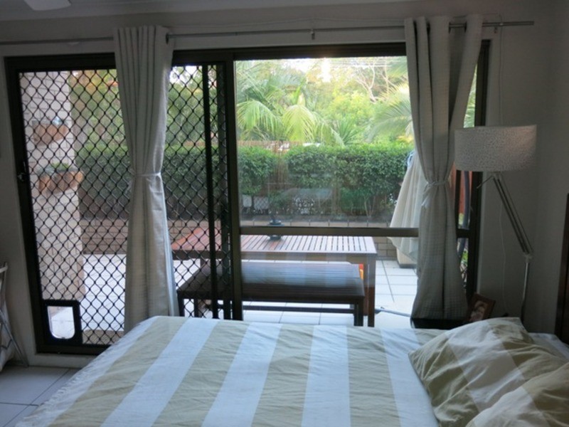 1/16 Rosewood  Avenue, Broadbeach QLD 4218