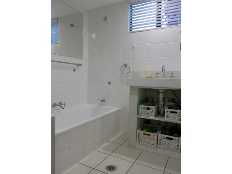 1/16 Rosewood  Avenue, Broadbeach QLD 4218